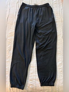 Vuori Black Women’s Joggers with Elastic Cuffs
